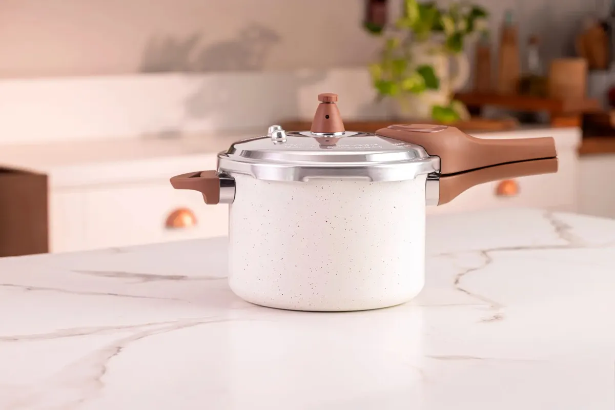 Panela Vivaci sobre bancada de mármore em cozinha clara